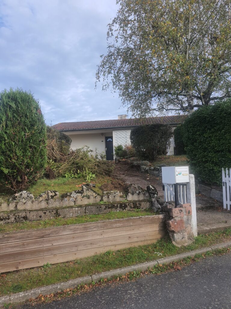 Terrain naturel en forte pente à Trémentines, avant les travaux de terrassement et de création d’un accès véhicules