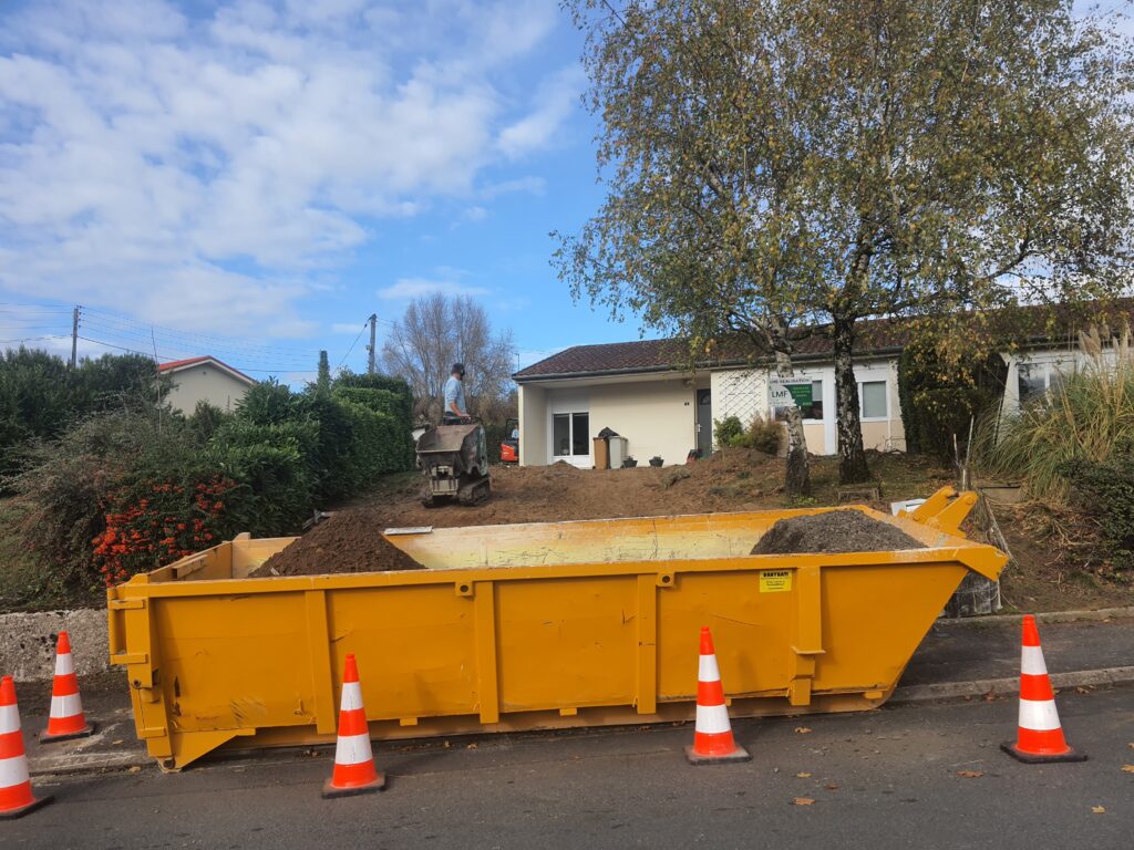 Terrassement sur terrain en pente à Trémentines pour la création d’un accès véhicules avant aménagement paysager