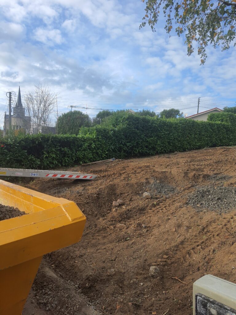 Terrassement important sur un terrain en forte pente, avec création d’un accès véhicules en cours d’aménagement paysager.