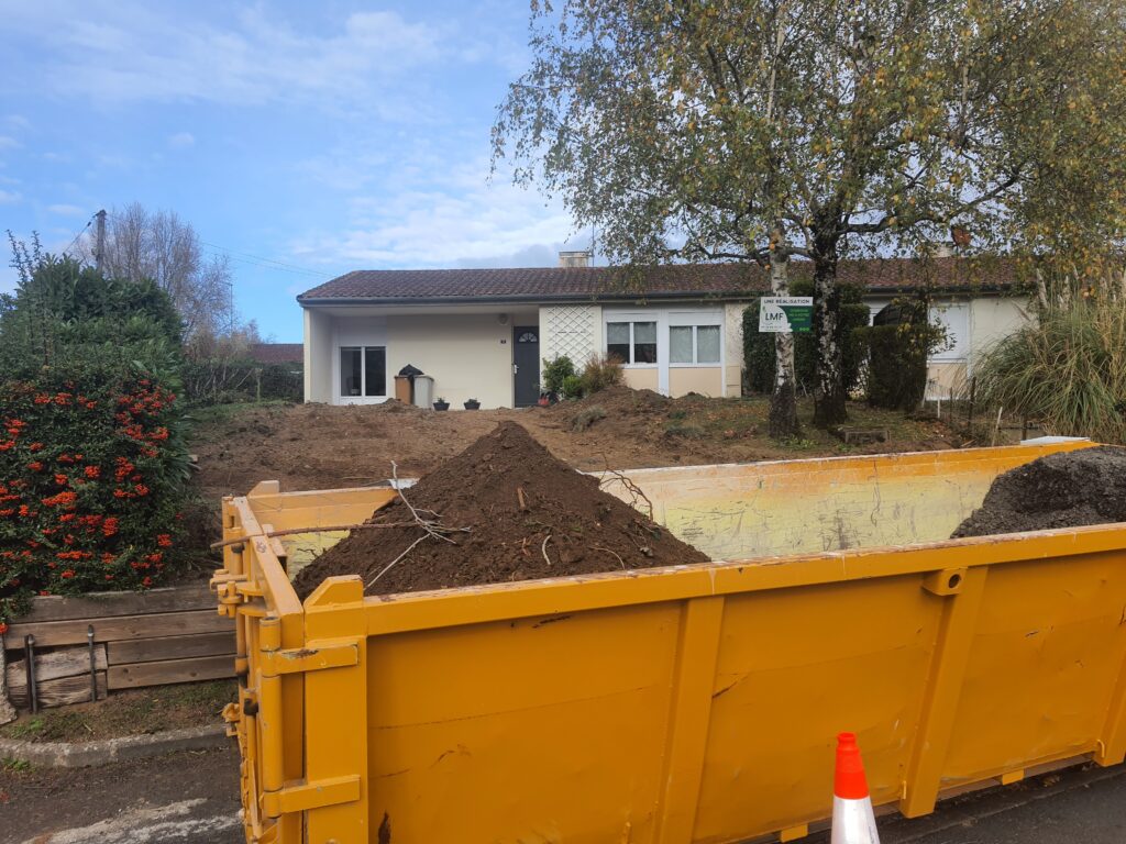 Terrassement important sur un terrain en forte pente, avec création d’un accès véhicules en cours d’aménagement paysager.