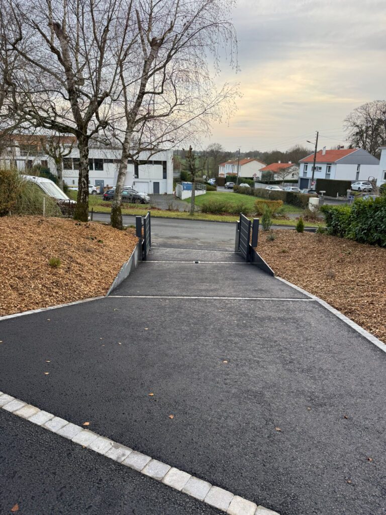 Accès véhicules terminé pour un devant une maison après travaux paysagers.