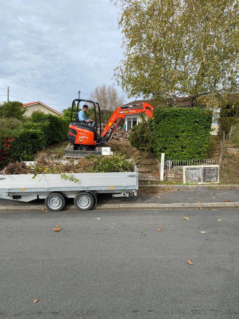 Arrachage d’une haie et de végétaux à Trémentines au lancement du chantier de terrassement pour l’accès véhicules